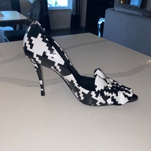 NEW* Roger Vivier Paris Blanco Latte/Frilly Buckle US Size 7.5 - Picture 6 of 8